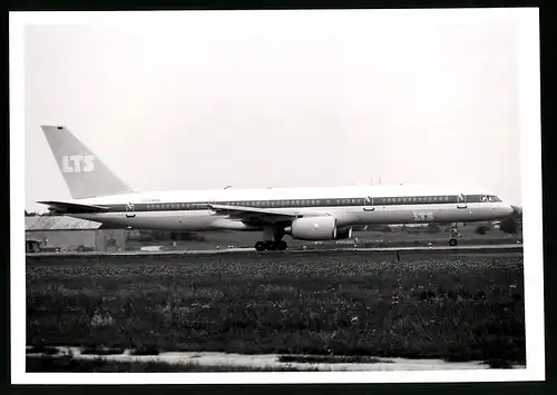 Fotografie Flugzeug Boeing 757, Passagierflugzeug der LTS, Kennung D-AMUR