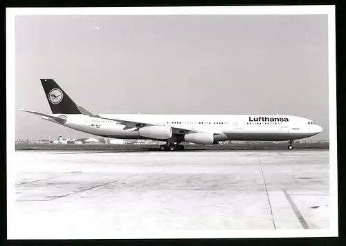 Fotografie Flugzeug Airbus A340, Passagierflugzeug der Lufthansa, Kennung F-WWJJ