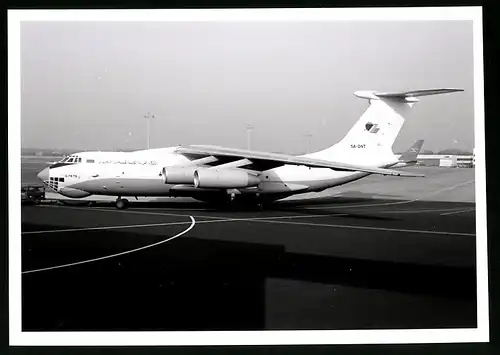 Fotografie Flugzeug Iljuschin Il-76, Frachtflugzeug Kennung 5A-DNT