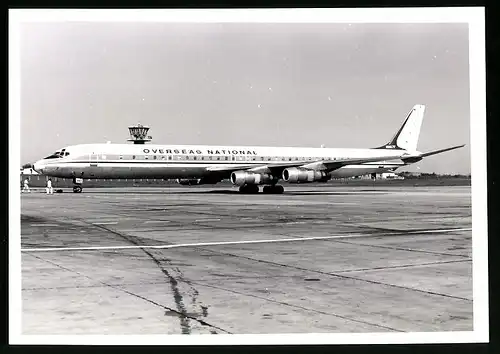 Fotografie Flugzeug Douglas DC-8, Passagierflugzeug der Overseas National, Kennung N867F