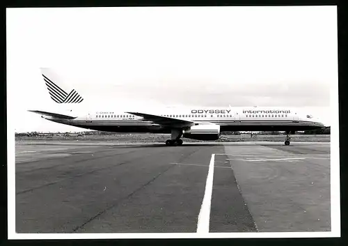 Fotografie Flugzeug Boeing 757, Passagierflugzeug der Odyssey International, Kennung C-GAWB