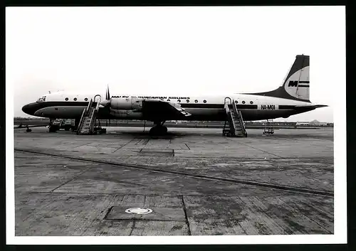 Fotografie Flugzeug Iljuschin Il-18, Passagierflugzeug der Malev Hungarian Airlines, Kennung HA-MOI