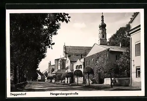 AK Deggendorf, Hengersbergerstrasse mit Kirche