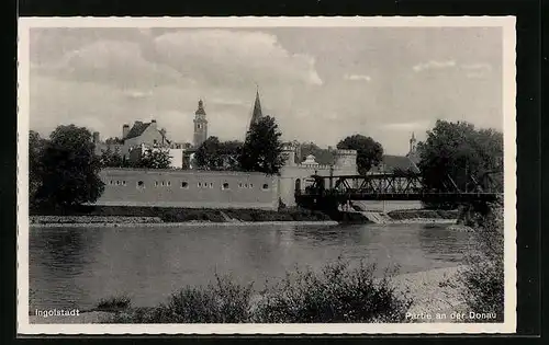 AK Ingolstadt, Partie an der Donau mit Wallanlage und Brücke