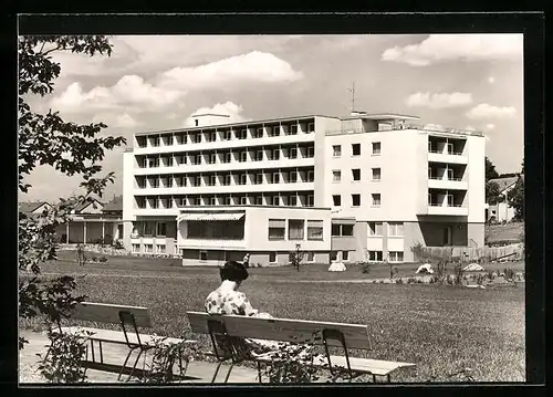 AK Bad Waldsee / Württ., Frau vor dem Elisabethenbad