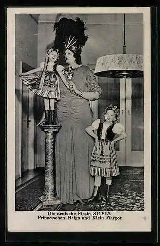 AK Die deutsche Riesin Sofia, Prinzessin Helga und Klein Margot