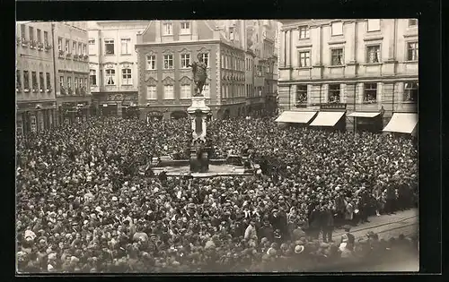 Foto-AK Augsburg, Grossveranstaltung am Rathausplatz mit Augustusbrunnen, 1910