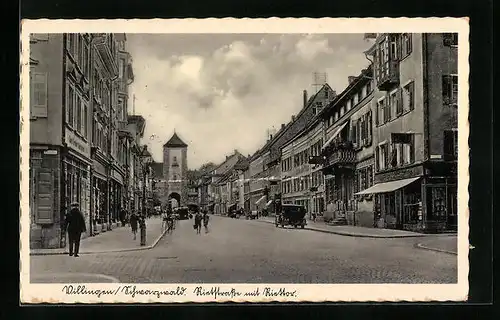 AK Villingen / Schwarzwald, Blick in die Rietstrasse mit Riettor und Geschäften