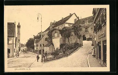 AK Dillingen a. D., Strassenpartie im Ort mit Gasthaus