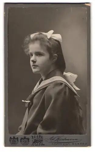 Fotografie A. Hartmann, Dessau, Franz-Str. 25, Junge Dame in modischer Kleidung