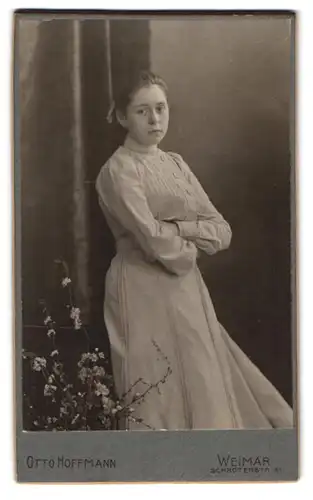 Fotografie Otto Hoffmann, Weimar, Schröterstr. 31, Junge Dame im Kleid mit verschränkten Armen