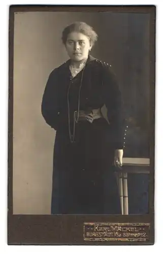 Fotografie Karl Mäckel, Burgstädt, Böhmestr. 2, Junge Dame im modischen Kleid