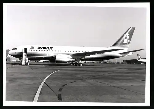 Fotografie Flugzeug Boeing 767, Passagierflugzeug der Dinar, Kennung G-BRIF