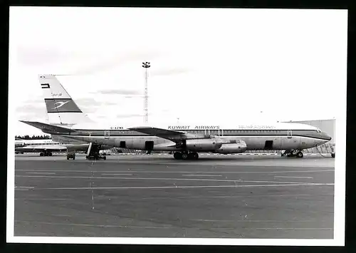 Fotografie Flugzeug Boeing 707, Passagierflugzeugder Kuwait Airlines, Kennung G-AZWA