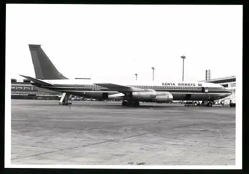Fotografie Flugzeug Boeing 707, Passagierflugzeugder Kenya Airways, Kennung G-BAEL