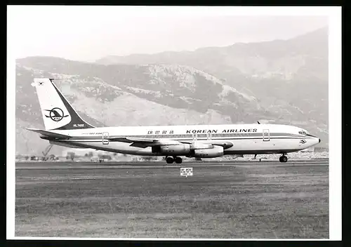 Fotografie Flugzeug Boeing 707, Passagierflugzeug der Korean Airlines, Kennung HL7402