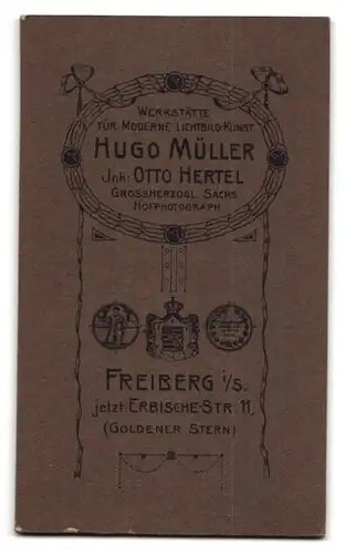 Fotografie Hugo Müller, Freiberg i /S., Erbische-Str. 11, Kleines Kind im hübschen Kleid mit Bilderbuch