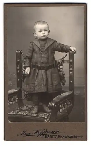Fotografie Max Hoffmann, Pulsnitz, Bischofswerdaerstr., Kind im modischen Kleid