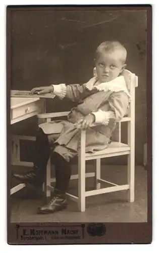 Fotografie E. Hoffmann Nachf., Dresden-A., Borsbergstr. 1, Kleiner Junge in hübscher Kleidung