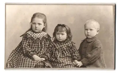Fotografie P. Krabo, Frankfurt a /O., Wilhelmsplatz 20, Kleiner Junge mit zwei Mädchen in modischer Kleidung