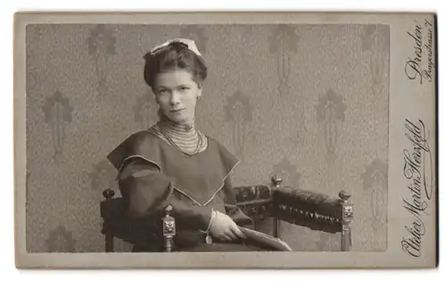 Fotografie Martin Herzfeld, Dresden, Pragerstr. 7, Junge Dame im modischen Kleid mit Halskette
