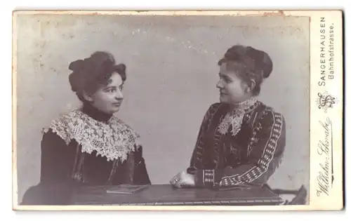 Fotografie Wilhelm Schwabe, Sangerhausen, Bahnhofstr., Zwei junge Damen in hübschen Kleidern