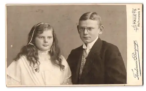 Fotografie Ferdinand Bimpage, Halle a /S., Alte Promenade 9, Junge Frau und junger Mann in modischer Kleidung