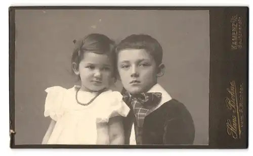 Fotografie Hans Bohne, Kamenz i /S., Bautznerstr., Kinderpaar in modischer Kleidung