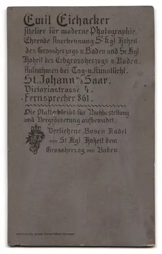 Fotografie Emil Eichacker, Saarbrücken-St. Johann a /d. Saar, Victoriastr. 4, Hübscher Knabe in modischer Kleidung