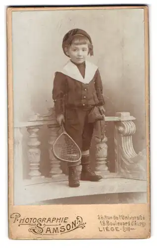 Fotografie Samson, Liège, 26, Rue de l`Université, Kleiner Junge im Matrosenanzug mit Tennisschläger