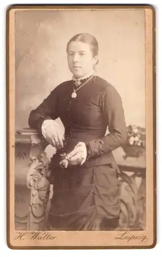 Fotografie H. Walter, Leipzig, Portrait Junge Frau mit Medallion