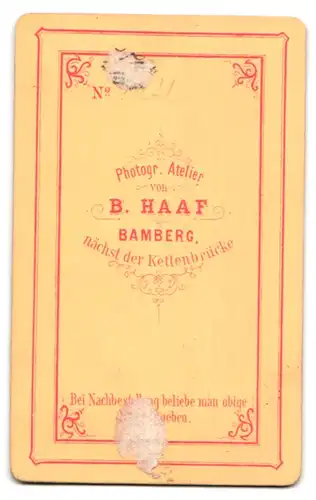 Fotografie B. Haaf, Bamberg, ältere Frau mit Halstuch im weiten Rock