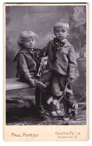 Fotografie Paul Papesch, Chemnitz, Brückenstrasse 31, Zwei Jungen mit Spielzeugtrompete und Tennisschläger