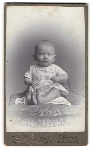 Fotografie Willhelm Furetzky, Lissa, Bismarckstrasse 5, Niedliches Baby auf Sitzmöbel