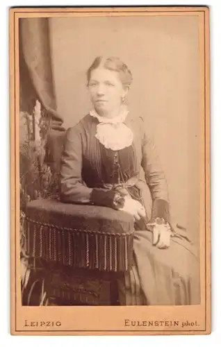 Fotografie Eulenstein, Leipzig, Zeitzer Strasse 24, Junge Frau mit Rüschenkragen, im Sessel sitzend