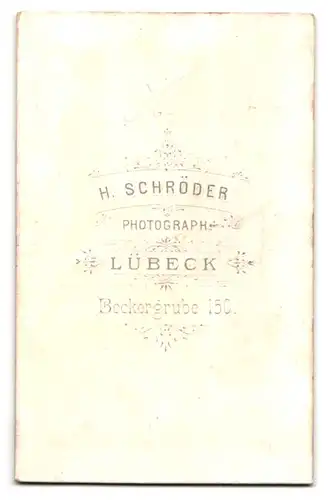 Fotografie H. Schröder, Lübeck, Beckergrube 150, Mädchen in Kleid und Stiefeln