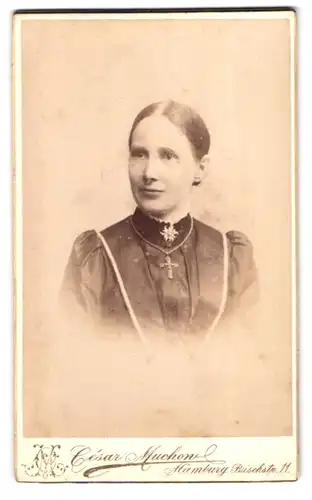 Fotografie Cesar Muchow, Hamburg, Büschstrasse 11, Frau mit strengem Mittelscheitel und Kreuzkette