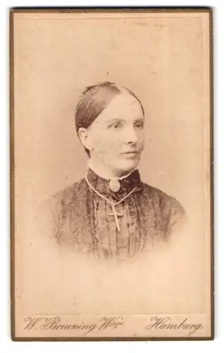 Fotografie W. Breuning, Hamburg, Berg-Strasse 26, Frau mit Mittelscheitel, Kreuzkette und Brosche