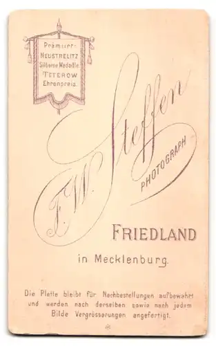 Fotografie F. W. Steffen, Friedland, Freundlich blickender Knabe mit zeitgenössischer Frisur