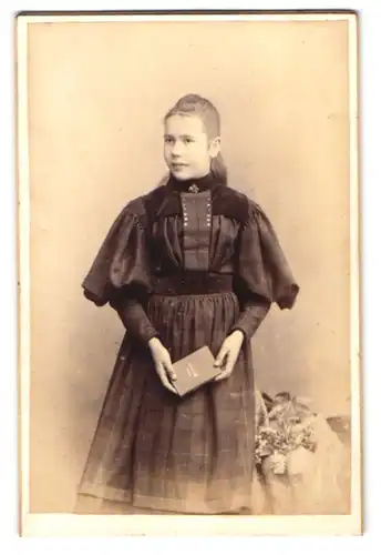 Fotografie Benque & Kindermann, Hamburg, Esplanade 2, Junges Mädchen im Kleid mit Buch in der Hand