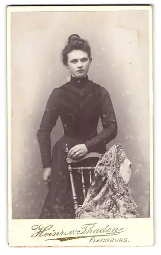 Fotografie Heinrich von Thaden, Flensburg, Junge Frau mit Dutt in tailliertem Kleid