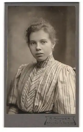 Fotografie A. Rohwer, Kiel, Brunswikerstrasse 15A, Junge Frau mit vorstehenden Zähnen in gestreifter Bluse