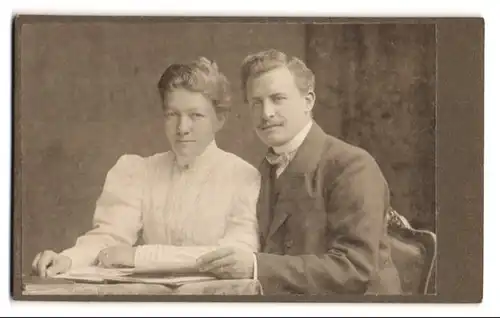 Fotografie Ferdinand Urbahns, Kiel, Schlossgarten 17, Bürgerliches Paar, am Tisch sitzend