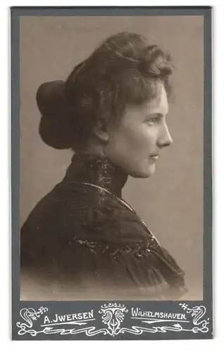 Fotografie A. Iwersen, Wilhelmshaven, Seitenportrait Junge Frau mit gewellter Duttfrisur