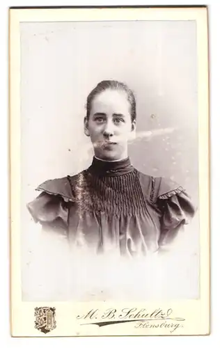 Fotografie M. B. Schultz, Flensburg, Norderhofenden 13, Junge Frau in Rüschenbluse