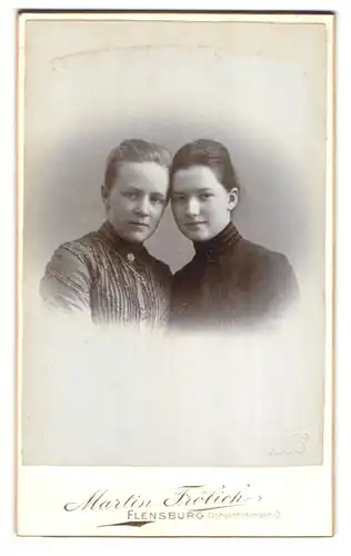 Fotografie Martin Frölich, Flensburg, Norderhofenden 9, Zwei junge Frauen, die Köpfe aneinander gelehnt