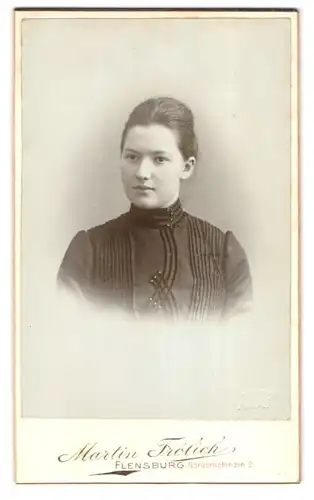 Fotografie Martin Frölich, Flensburg, Norderhofenden 9, Junge Frau mit zeitgenössischer Frisur