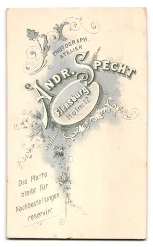 Fotografie Andr. Specht, Flensburg, Holm 12, Junge Frau mit gewelltem Haar in verzierter Bluse