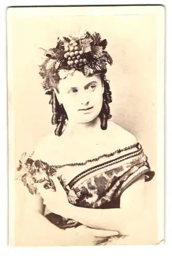 Fotografie unbekannter Fotograf und Ort, Portrait Schauspielerin Amalie Kraft im Kleid mit Haarschmuck