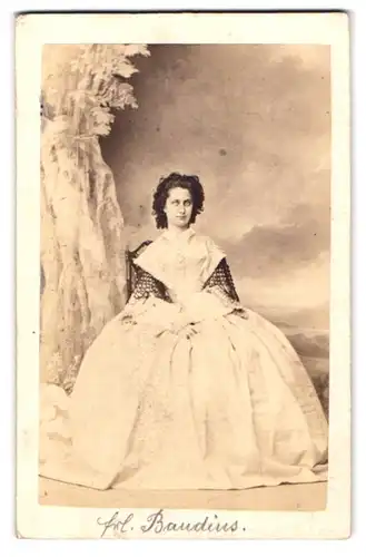 Fotografie Carl Mahlknecht, Wien, Portrait Auguste Wilbrandt-Baudius im hellen reifrock Kleid